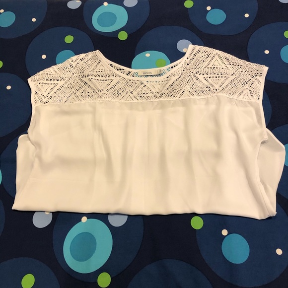 White RickiS shell top with crochet shoulders NWOT - Picture 5 of 9